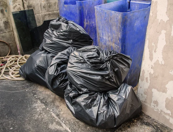 Gran pila de basura en bolsas negras —  Fotos de Stock