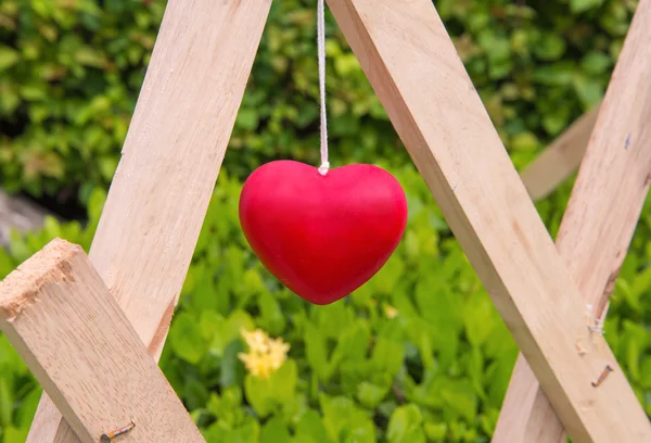 Decoración de corazón rojo colgando de madera —  Fotos de Stock