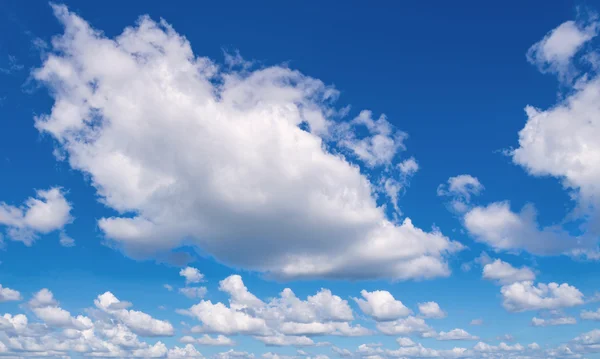 Blå himmel med skyer. - Stock-foto