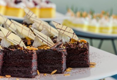 tablo üzerinde çikolatalı bademli kek