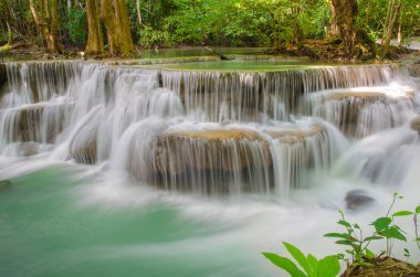Derin yağmur ormanları orman şelale (Huay Mae Kamin Waterfall ben