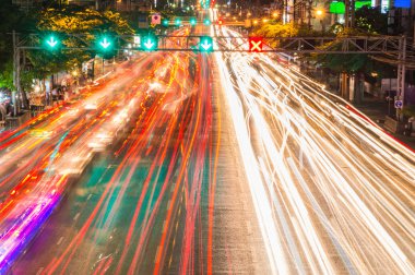 iş bölgesi yol devam eden trafik ışık akışları