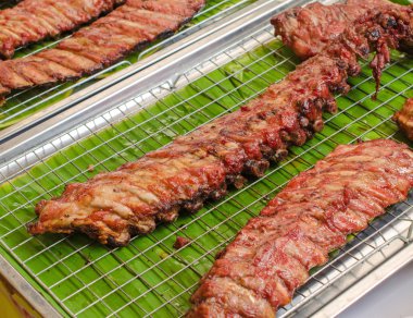 Barbekü Domuz kaburga ızgara pazarında üzerinde