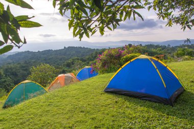 Kamp çadır kamp gündoğumu ile milli park