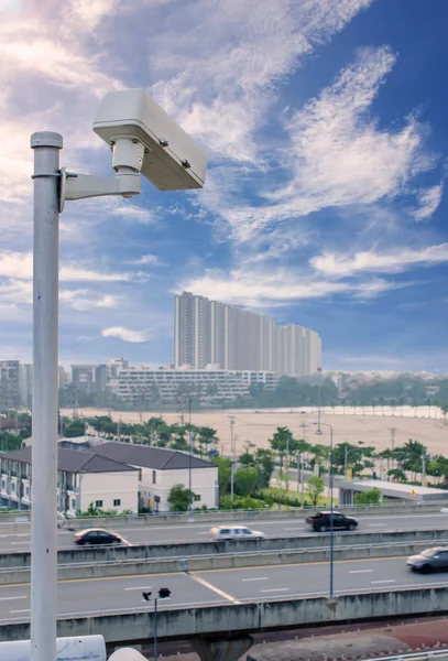 Cctv bewakingscamera op weg in de stad — Stockfoto