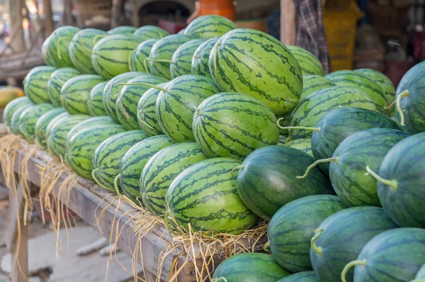 Söt grön vattenmelon på marknaden — Stockfoto