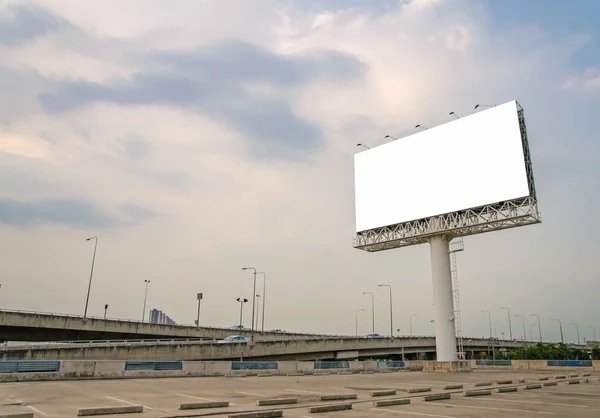 Grande cartellone bianco su strada con sfondo vista città — Foto Stock