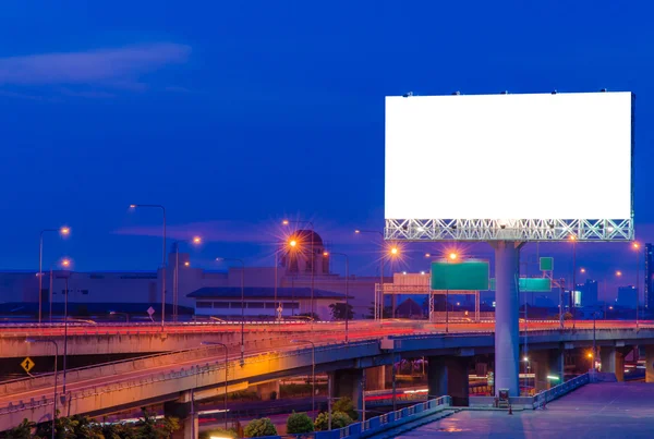 Panneau publicitaire vierge à l'heure du crépuscule pour la publicité . — Photo