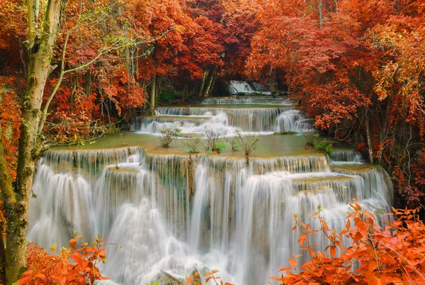 Waterfall in deep rain forest jungle (Huay Mae Kamin Waterfall i — Stock Photo, Image