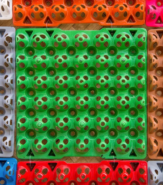 Fundo colorido de bandejas de ovos de papel . — Fotografia de Stock