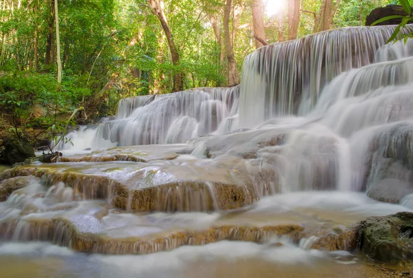 Водопад в джунглях глубокого дождевого леса (Huay Mae Kamin Waterfall i — стоковое фото