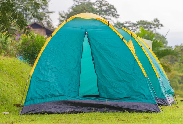 Палатка и павильон кемпинг в кемпинге в национальном парке — стоковое фото