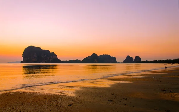 Günbatımı pak meng plajda trang Tayland — Stok fotoğraf