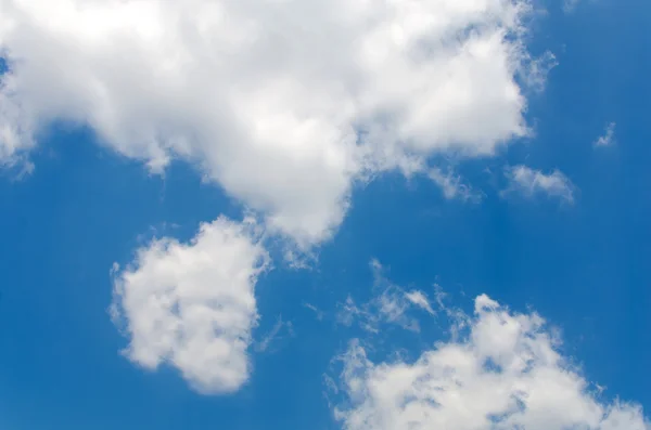 Céu azul com nuvens natureza para fundo — Fotografia de Stock