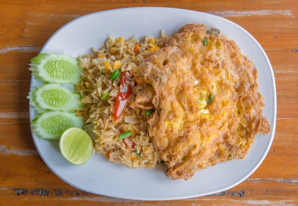 Arroz frito com omelete na mesa de madeira — Fotografia de Stock