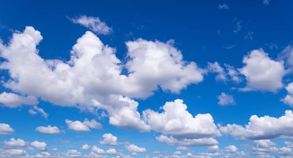 Blauwe lucht met wolken natuur voor achtergrond — Stockfoto