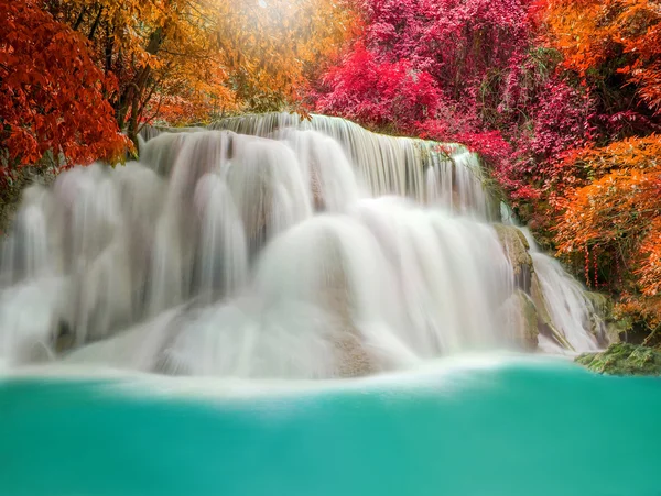 Cascada en bosque profundo en el Parque Nacional de la Cascada de Erawan — Foto de Stock