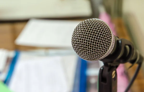 Närbild på mikrofonen i konferensrum — Stockfoto