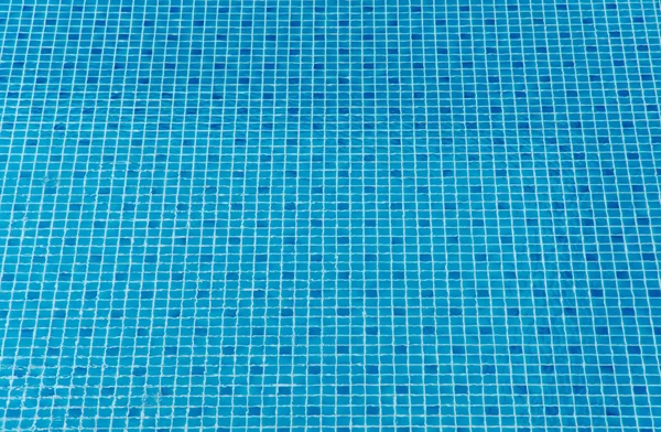 Água rasgada azul na piscina — Fotografia de Stock