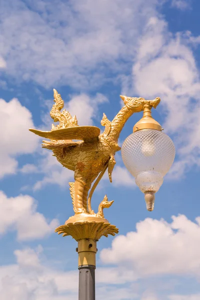 青い空を背景に黄金の白鳥電球 — ストック写真