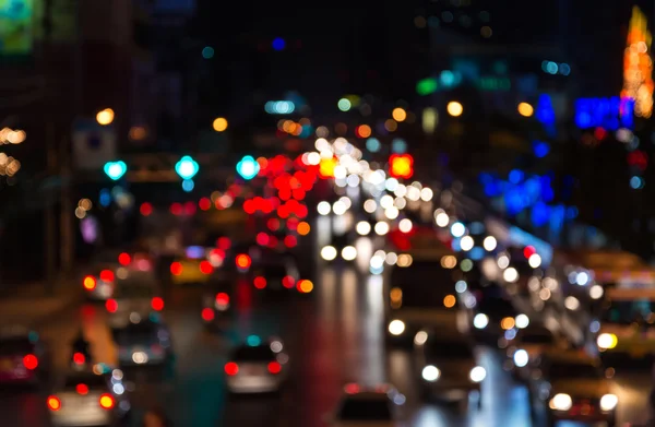 Astenersi bokeh sfocatura di ingorgo di traffico di sera su strada in città — Foto Stock