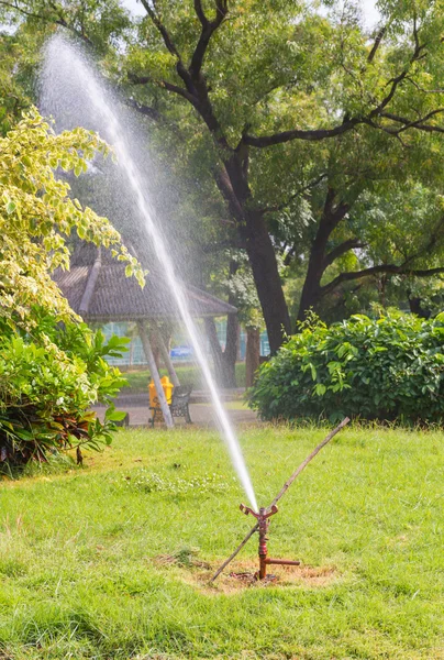 Vatten Sprinkler i offentlig park — Stockfoto