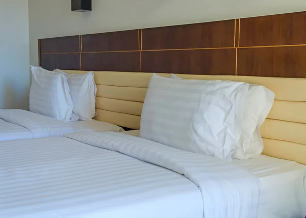 Κρεβατοκάμαρα με κρεβάτι και μαξιλάρι για ξεκούραση — Φωτογραφία Αρχείου