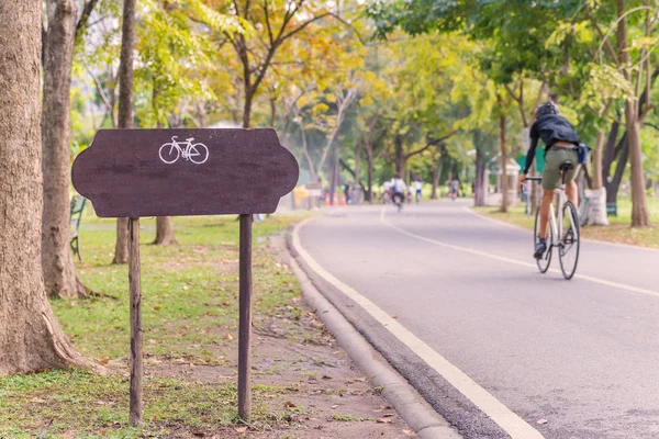 Ejercicio con bicicleta en el parque público — Foto de Stock