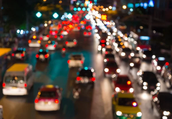 Abstém bokeh borrão de engarrafamento da noite na estrada na cidade — Fotografia de Stock