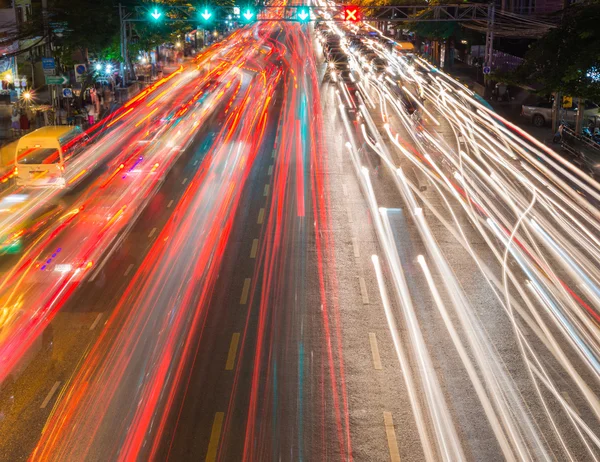 Corrientes de luz del tráfico en curso en la carretera del distrito de negocios — Foto de Stock