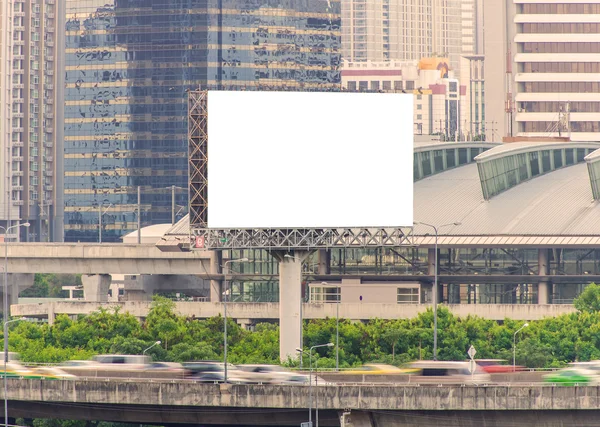 Grand panneau blanc avec vue sur la ville arrière-plan — Photo