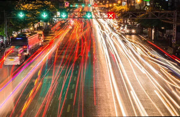 Lichtbäche aus laufendem Verkehr in Geschäftsstraße — Stockfoto