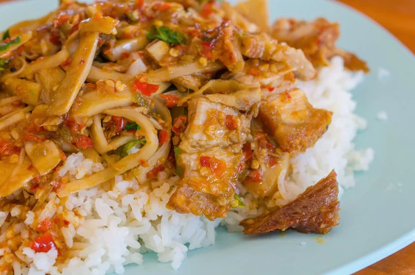 Comida tailandesa, Arroz frito com porco manjericão — Fotografia de Stock