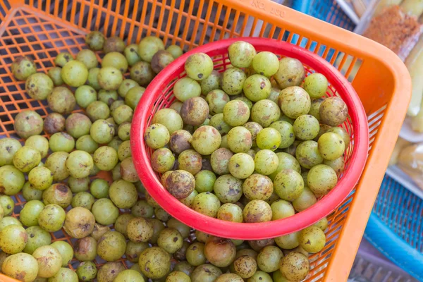Frische indische Stachelbeere rohe Früchte auf dem Markt — Stockfoto