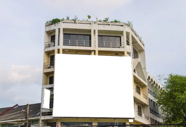 Outdoor em branco no edifício em vista para a cidade fundo — Fotografia de Stock