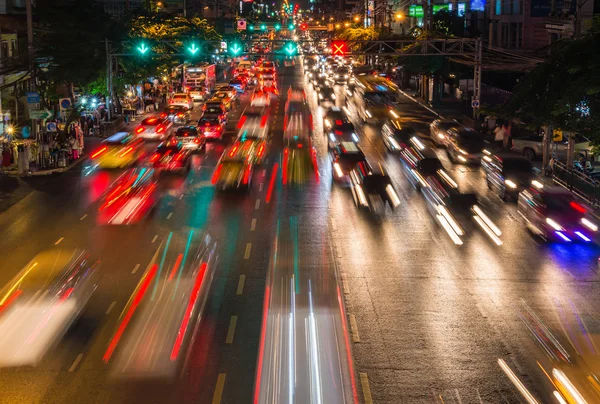 Flussi di luce dal traffico in corso nella strada del distretto degli affari — Foto Stock