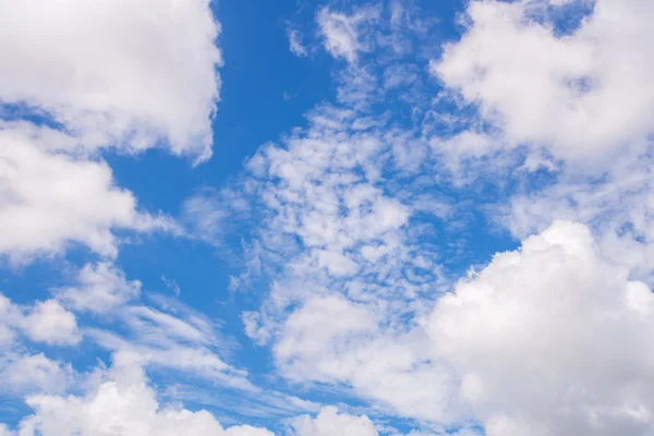 Blauwe lucht met wolken — Stockfoto