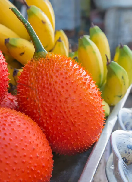 Gac rote Früchte gesund auf dem thailändischen Markt — Stockfoto