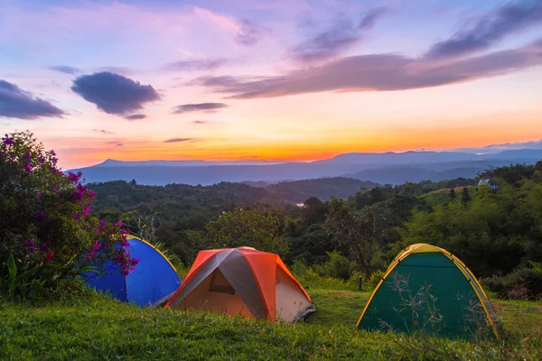 Tenda de acampamento no acampamento no parque nacional com nascer do sol — Fotografia de Stock