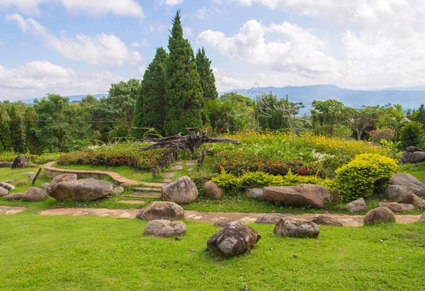 Belo jardim de flores coloridas na colina — Fotografia de Stock