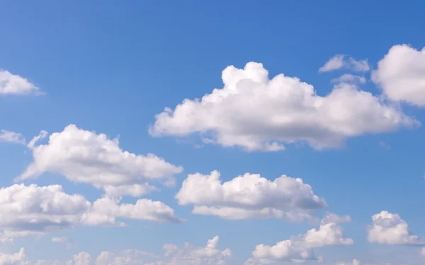 Ciel bleu avec nuages — Photo