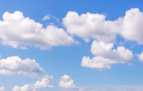 Blå himmel med skyer - Stock-foto