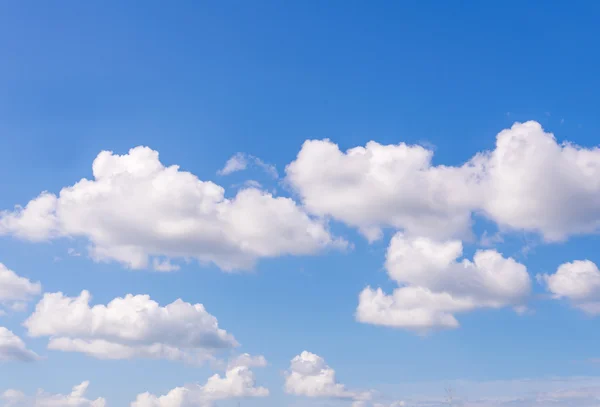 Cielo azul con nubes —  Fotos de Stock