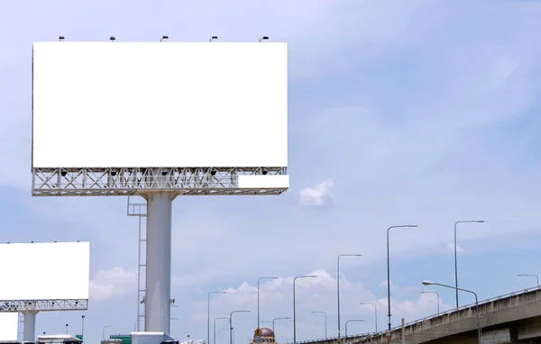 Gran valla publicitaria en blanco en la carretera con vista a la ciudad fondo —  Fotos de Stock