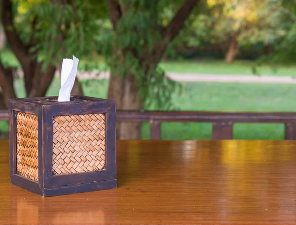 ティッシュ ペーパーの箱で織る竹 — ストック写真