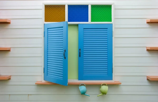 Blå fönstret på väggen hemma — Stockfoto
