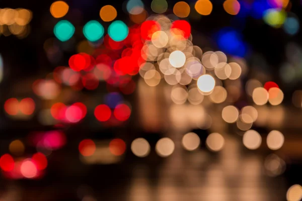 Abstenir flou bokeh de nuit embouteillage sur la route dans la ville — Photo