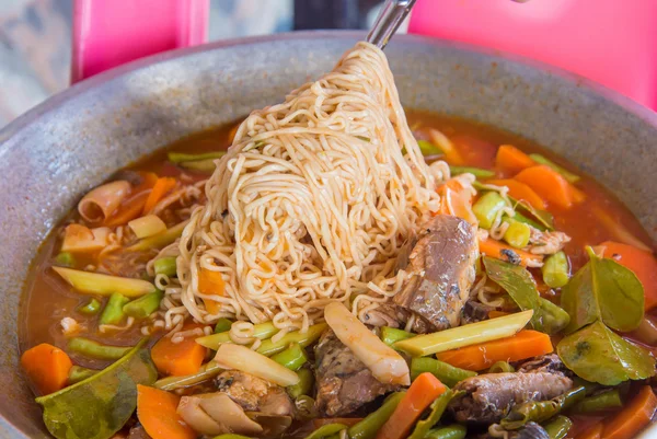 Instant Nudeln Kochen mit Fischkonserven — Stockfoto