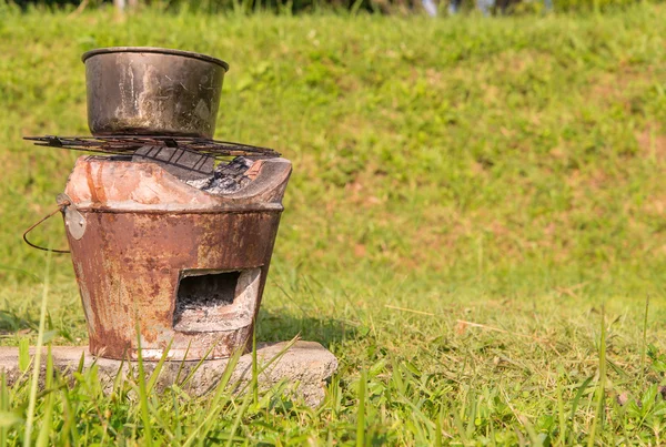 Thai kachel Brazier met dampende Pot voor het koken op hout — Stockfoto