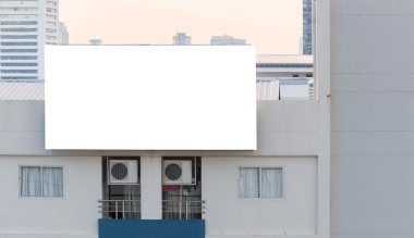 Şehir görünümü arka planda bina üzerinde boş billboard